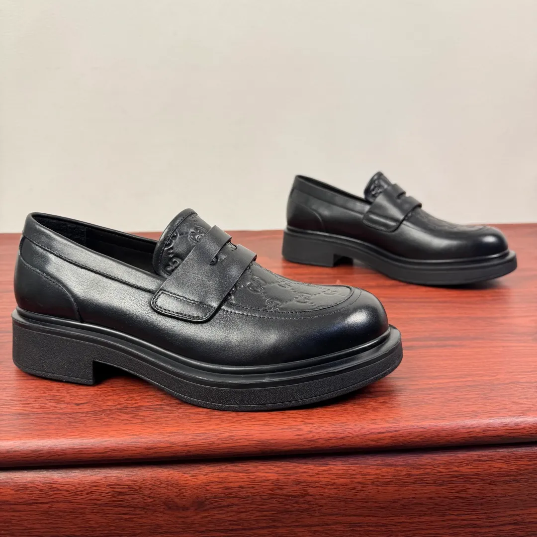 Batch 800 Gucci/Gucci new men's loafers with GG details, thick-soled slip-ons! The design of this men's lace-up shoe is rooted in the brand's heritage. It is carefully crafted from high-quality calfskin/open-edge beaded cowhide/suede cowhide. It is made of various leather types and is embellished with GG printed embossed suede leather details, which pays homage to Gucci's classic monogram. The rubber sole with GG pattern adds a modern touch to the design. Classic and simple sponge cake style design. European and American classic version, full calfskin lining. The overall upper texture is soft. The lining is comfortable and breathable. 2CM thickened soft rubber sole, easy to control. Versatile and stylish on the foot. Available in multiple colors to meet different matching needs. Full package! Size: 39-40-41-42-43-44 leather shoe size (can be customized to 38.45.46) Item number: 7826 Loafers smooth cowhide